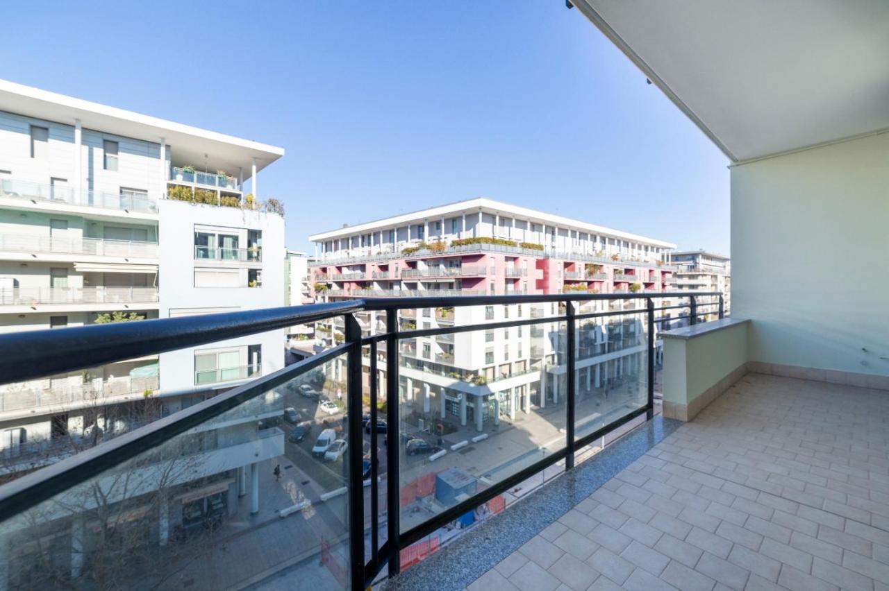 Milano Rogoredo Apartment With Garage Bagian luar foto